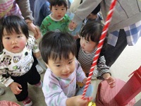 鐘を鳴らしてお参りしている様子の写真