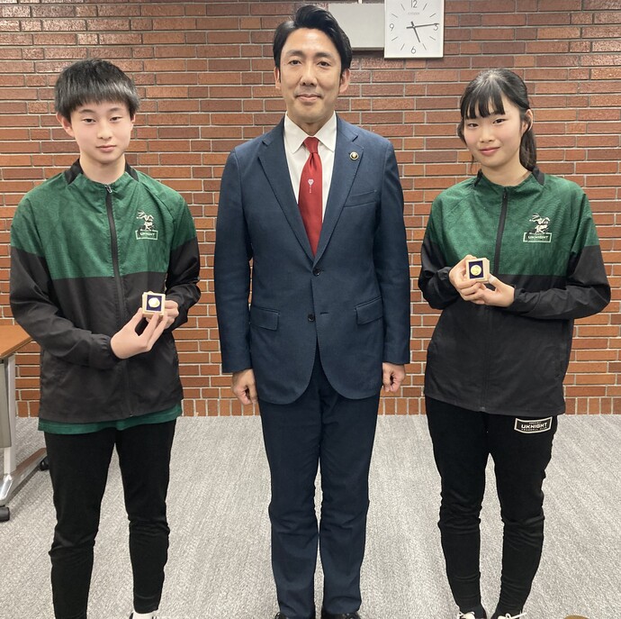 写真：左から岩下さん、古賀市長、高瀨さん