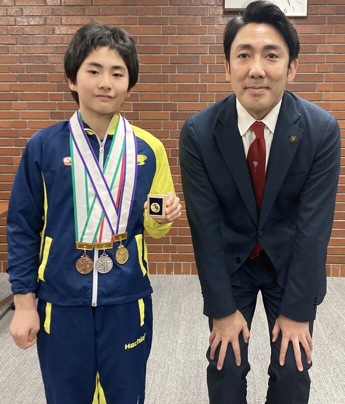 写真：左から竹内さんと古賀市長