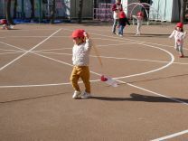 写真：2歳児の凧揚げ1