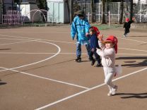 写真：2歳児の凧揚げ2