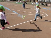 写真：3歳児の凧揚げ1