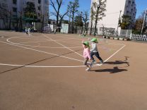 写真：3歳児の凧揚げ