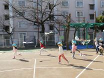 写真：4歳児の凧揚げ1