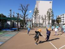 写真：5歳児の凧揚げ1