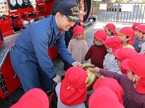 消防自動車を見せてもらっている写真