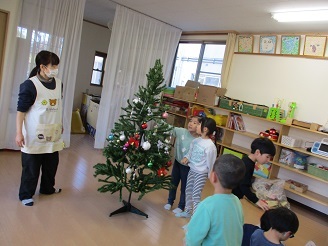 クリスマスツリーを飾っている様子