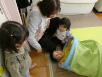 写真：トンネルも仰向けで進んで遊ぶ様子の写真