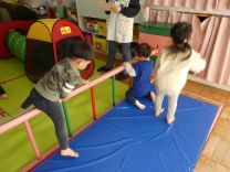 写真：階段をのりこえる様子の写真