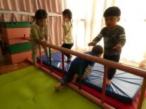 写真：ハシゴくぐりをしている様子の写真