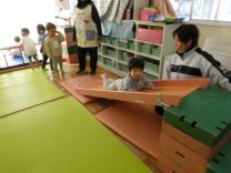 写真：すべり台をお腹で滑る様子の写真