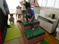 写真：階段を下りる様子の写真