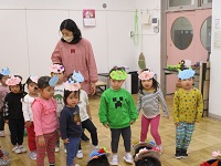 鬼の面をつけて参加する2歳児の様子