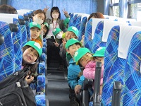バスに乗っている様子の写真