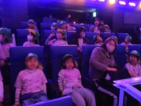 プラネタリウムを見ようとしている様子の写真