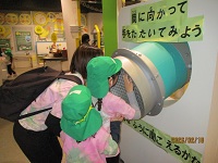 声をに美化せて遊んでいる様子の写真