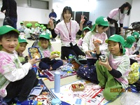 お弁当を食べている様子の写真