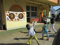 ボールを投げている様子の写真