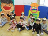 鬼ボードの前で写真を撮っている子ども達の様子