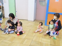 0歳児が座っている様子の写真