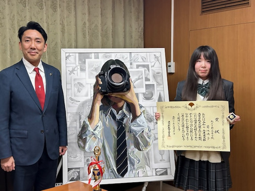 写真：左から古賀市長と作品と菊池さん