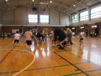 運動会のジャンボオセロのを親子でしている写真です。