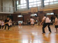 運動会の長縄跳びをしている写真です。