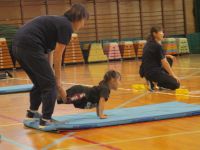 運動会の出し物手押し車をしている写真です。