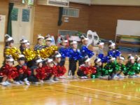 運動会の出し物最後にポンポンをもってハイポーズの写真です。