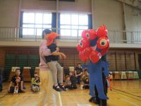 3歳児がみゃくみゃくを作っている写真です。