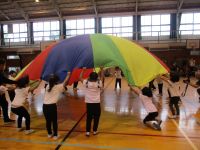 4歳児がパラバルーンをしている写真です。