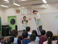 職員の出し物の竹馬をしている写真です。