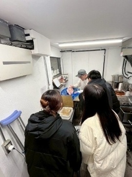 キッチン見学の様子の写真