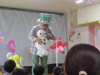 ゆきだるまを作る写真