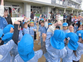 円陣を組む5歳児