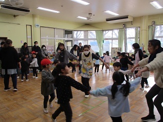 幼児園の4歳児が学年交流で、一緒に踊りを踊っている様子の写真