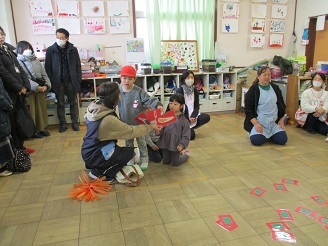 幼児園の4歳児が学年交流で、カード集めゲームをしている様子の写真