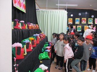 幼児園の4歳児が学年交流で作品展を見学している様子の写真