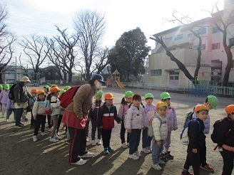 4歳児ぱんだ組と5歳児らいおん組が散歩に出発する前の様子の写真