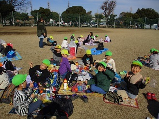 5歳児らいおん組がお弁当を食べている様子の写真