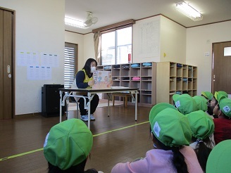 5歳児らいおん組が学童交流に行った様子の写真