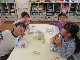 5歳児らいおん組が作ったクッキーを食べている様子の写真