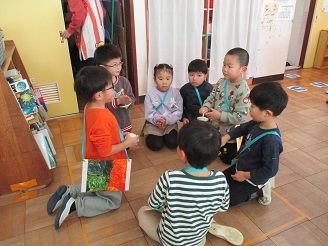 5歳児らいおん組がコマであそんでいる様子の写真