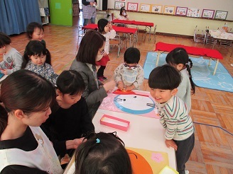 2歳児うさぎ組が福笑いであそんでいる様子の写真