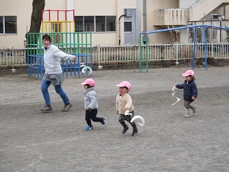 1歳児りす組が凧あげであそんでいる様子の写真