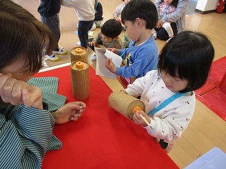 あさひ神社で1歳児りす組がおまいりごっこをしている様子の写真
