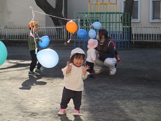 0歳児ひよこ組が羽根つきであそんでいる様子の写真