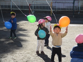 1歳児りす組が羽根つきであそんでいる様子の写真