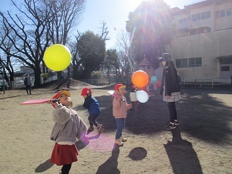 2歳児うさぎ組が羽根つきであそんでいる様子の写真