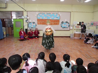 誕生会で獅子舞を見ている様子の写真